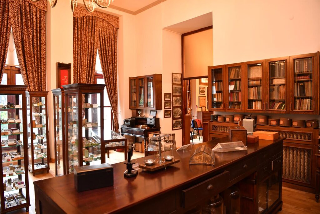 İstanbul University History of Turkish Pharmacy Specialization Museum ...